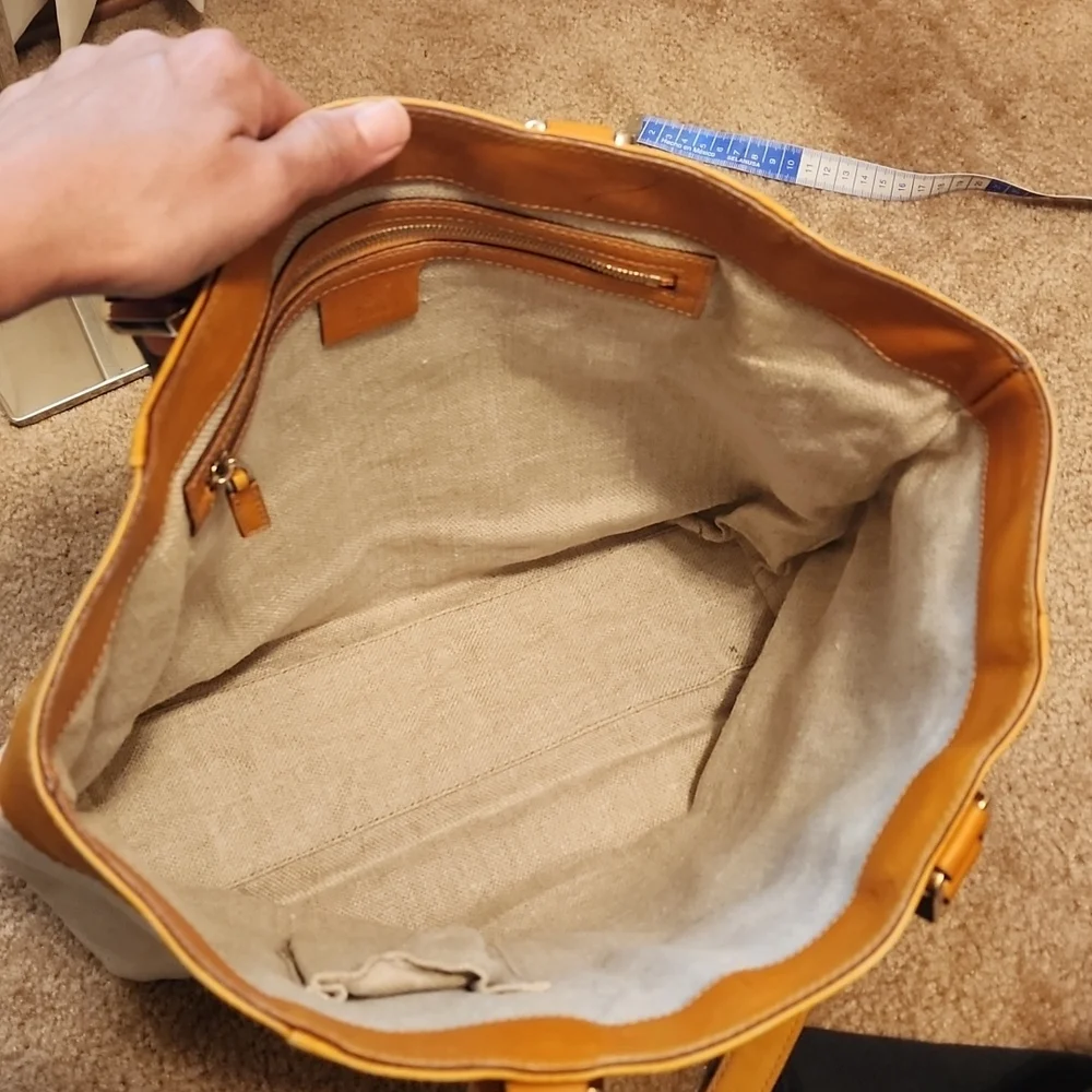 Gucci Crest Tote - Picture 9 of 16